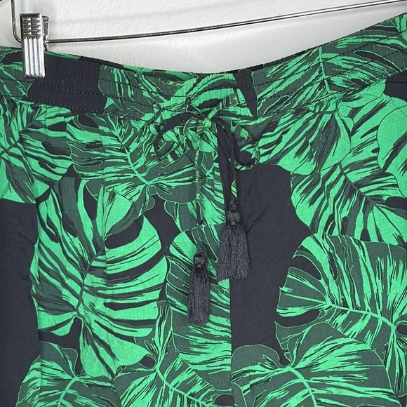 a.n.a Lightweight Pull On Floral Print Women's Shorts Size XL in Green & Black - Picture 3 of 8